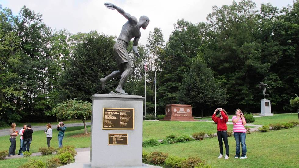 Memorial Statue (Track and Field)