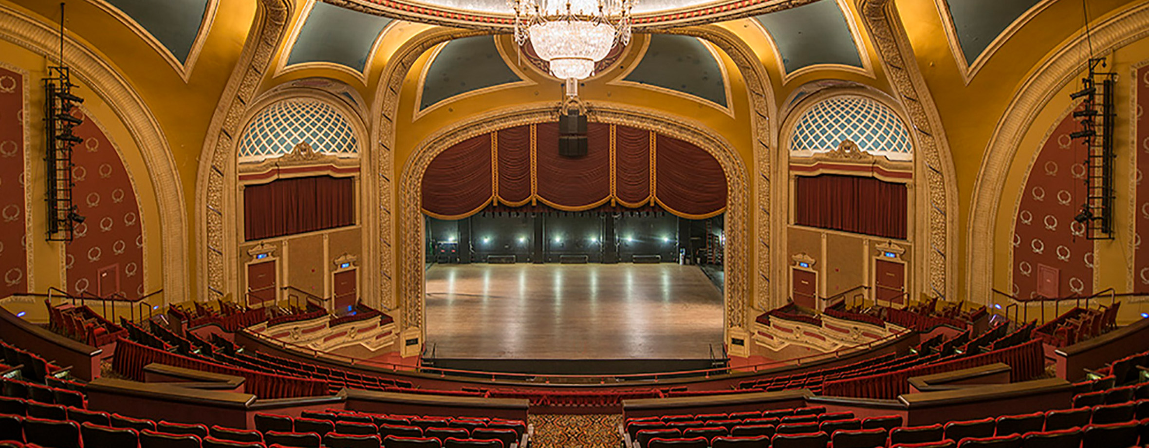 The Hennepin Theatre's stage and chandelier