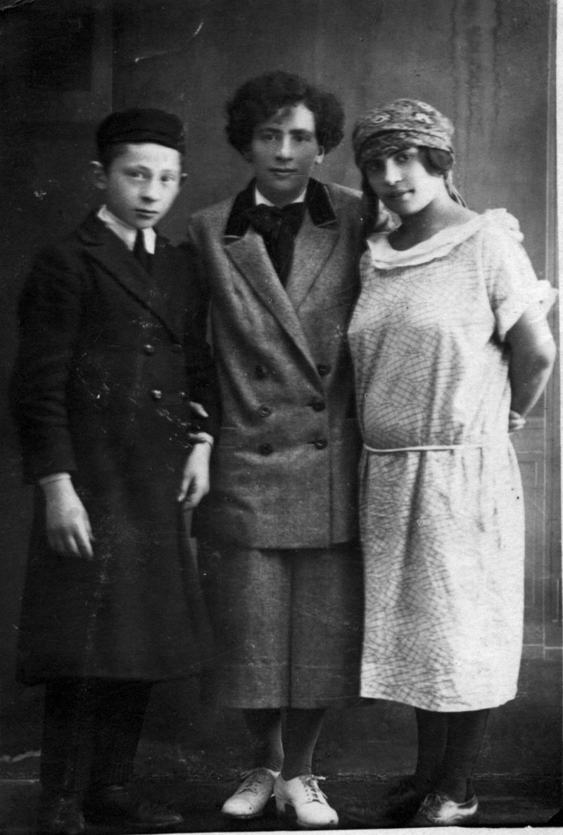 Eve, center, with her siblings