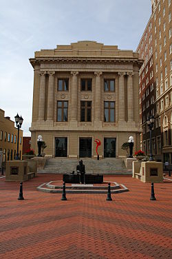 Modern picture of the Greenville County Courthouse.