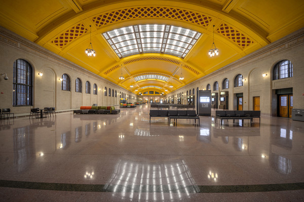 Similar to other urban rail depots, this station features the vaulted ceiling design made famous by Rafael Guastavino and his son Rafael Jr. 