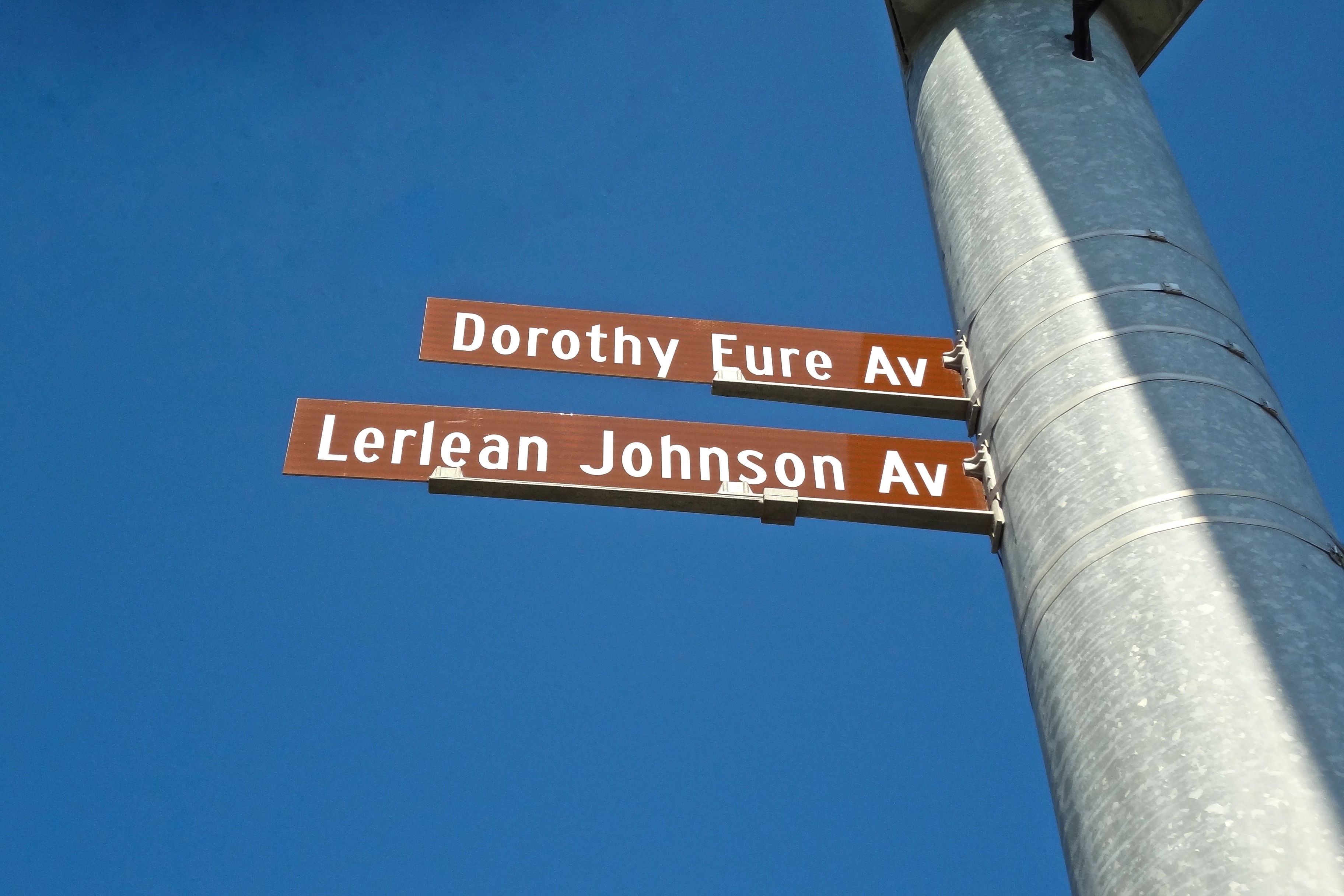 Street sign at 30th and Cuming Streets
