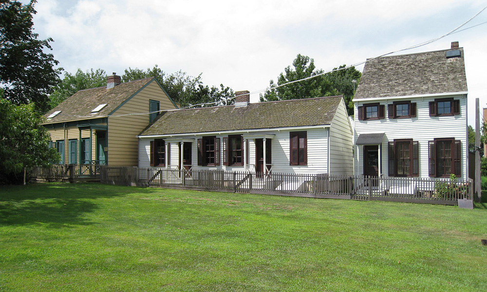 Hunterfly Road Houses.
Wikimedia Commons.