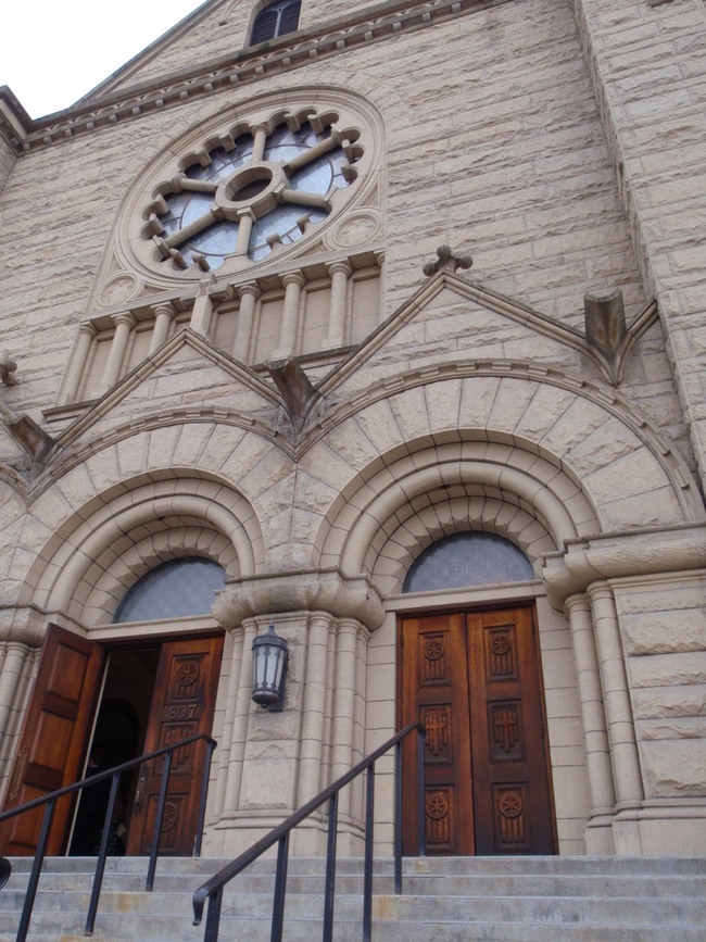Rose window and entrance (www.boisearchitecture.org)