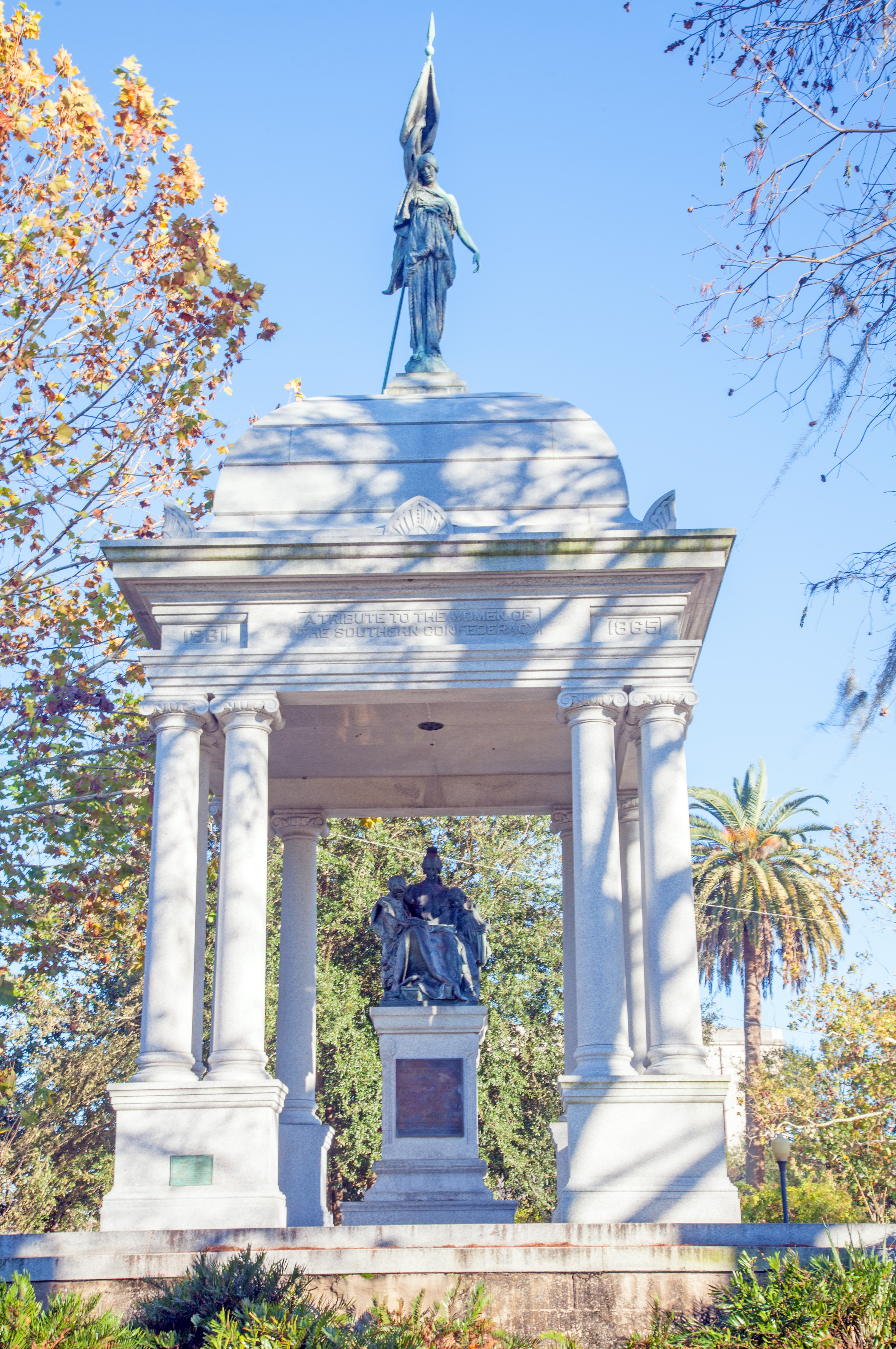 "A Tribute to the Women of the Southern Confederacy" monument, completed in 1915.