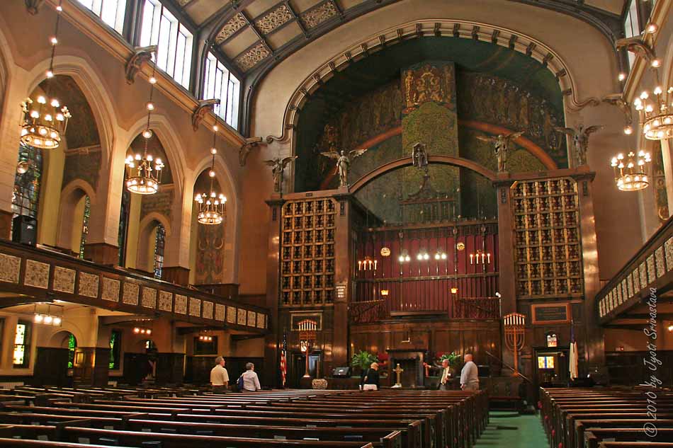 Church interior, with murals (blogspot.com)
