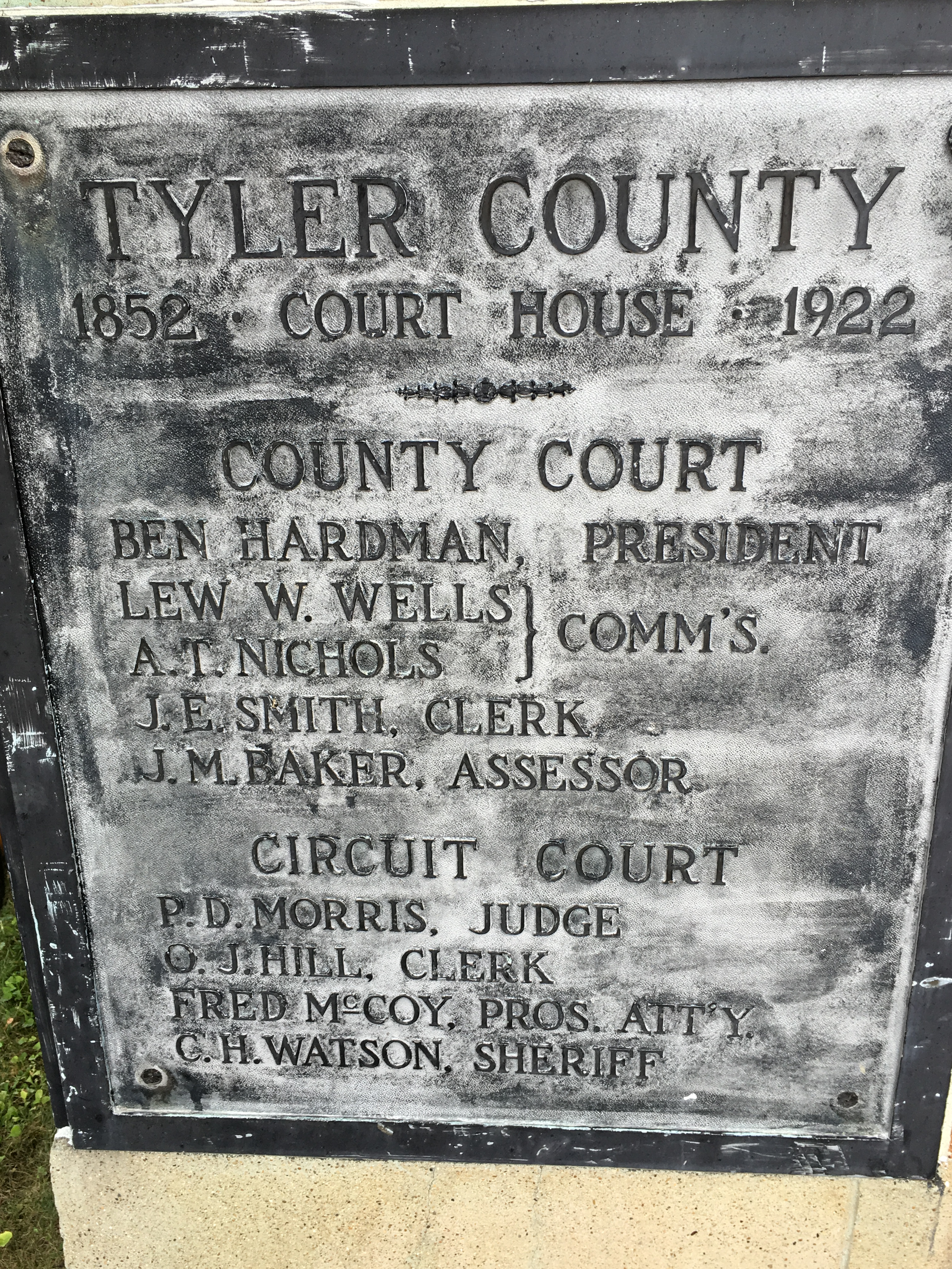 A plaque that pays tribute to the original courthouse (1852-1922).
(Photograph by author)