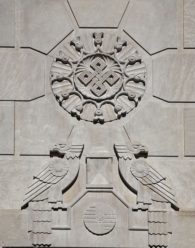 Art deco borrowed the design flairs of ancient Rome, Greece, Egypt, and Meso-America. The Kennedy-Warren displays Aztec-inspired images with geometric patterns. Photo by Carol M. Highsmith, Library of Congress.