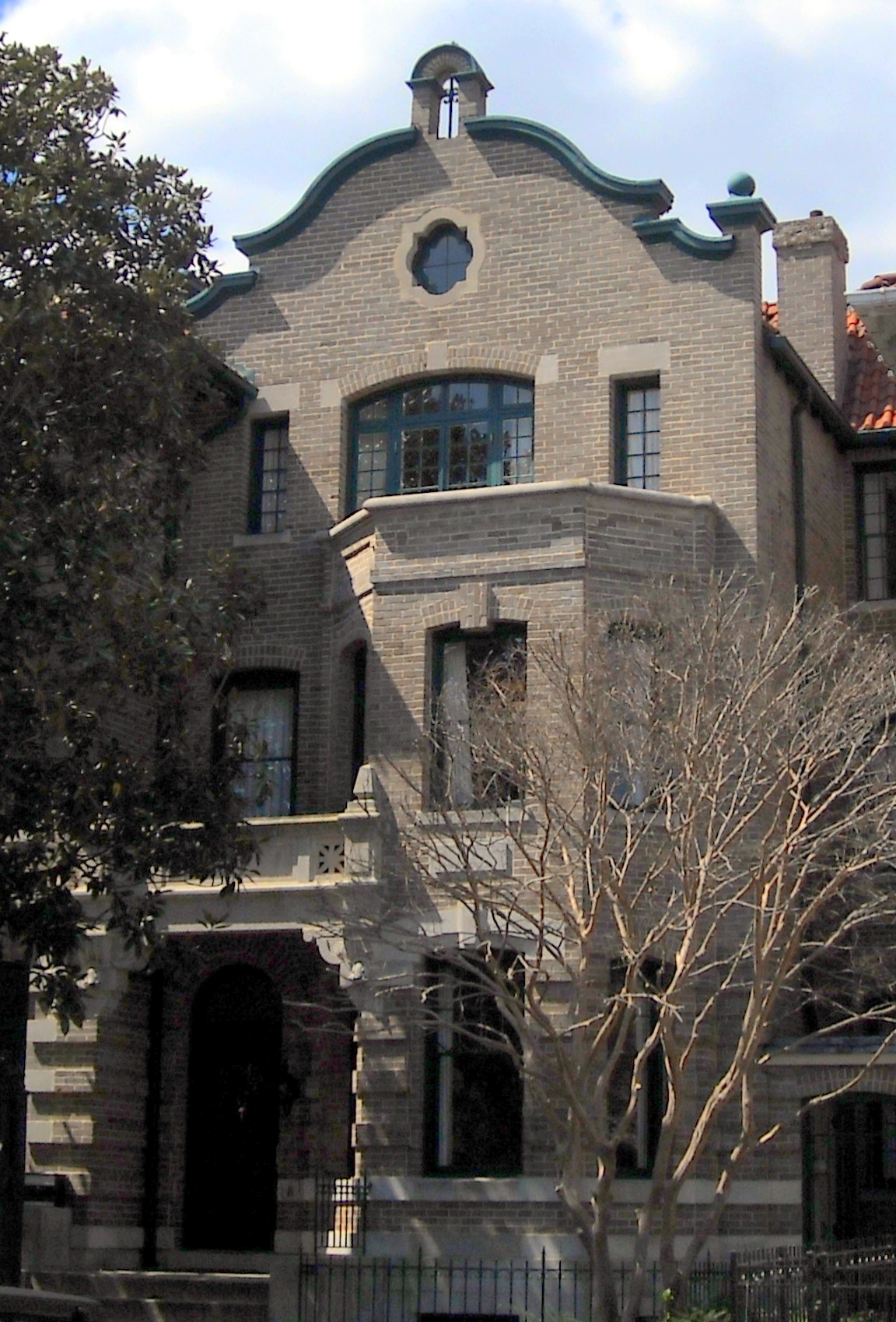Exterior view of the L. Ron Hubbard House. Image by AgnosticPreachersKid - Own work, CC BY-SA 3.0, https://commons.wikimedia.org/w/index.php?curid=10504372
