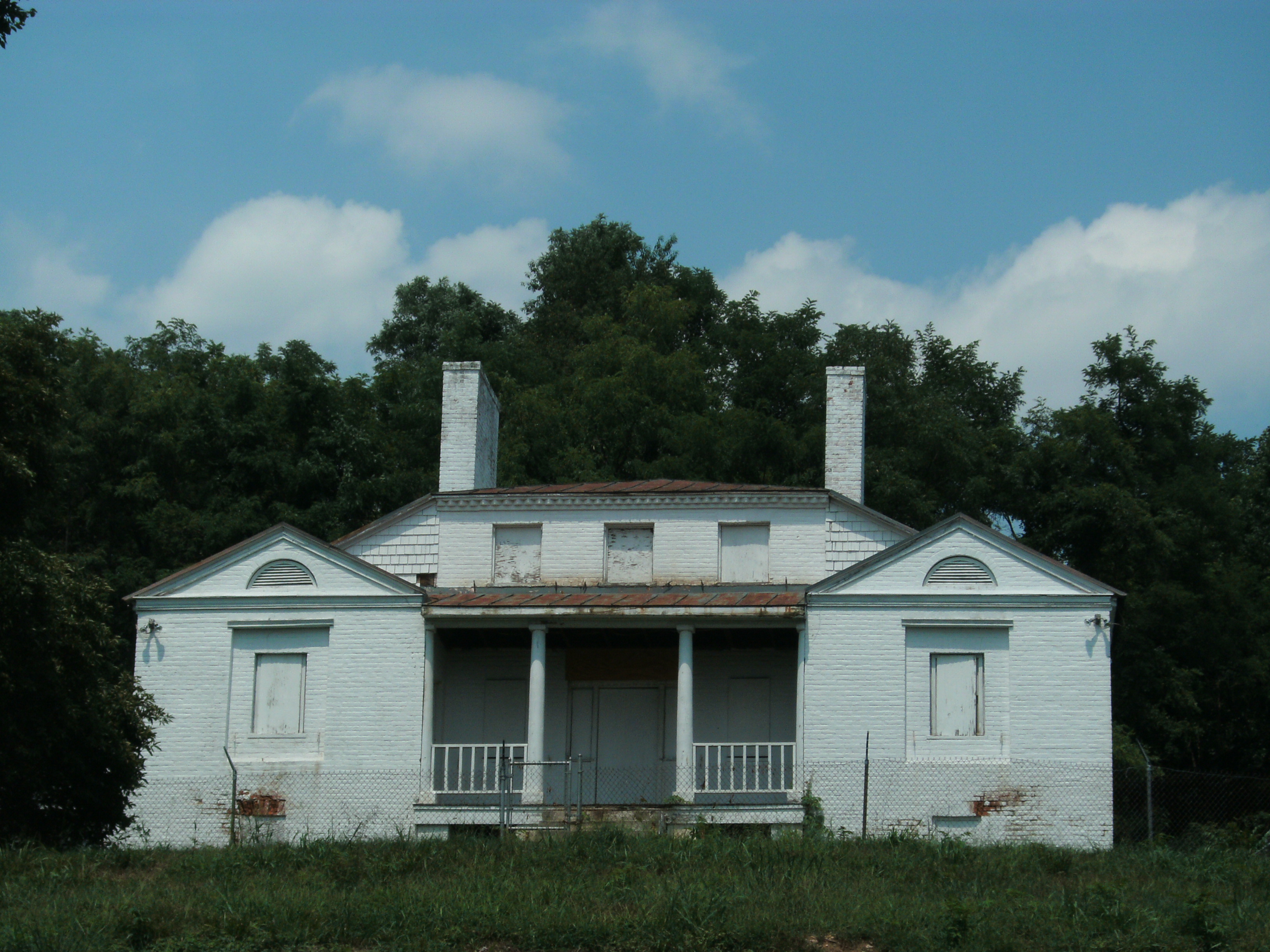 The Historic Huntley Manor prior to rennovation. Image by Nicolao at English Wikipedia, CC BY-SA 3.0, https://commons.wikimedia.org/w/index.php?curid=10774006