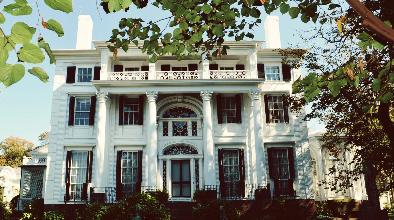 The house serves as a venue for public and private events while the barn contains a small museum.