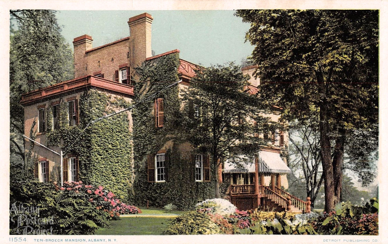 This postcard featured a picture of the mansion taken sometime between 1915 and 1930.