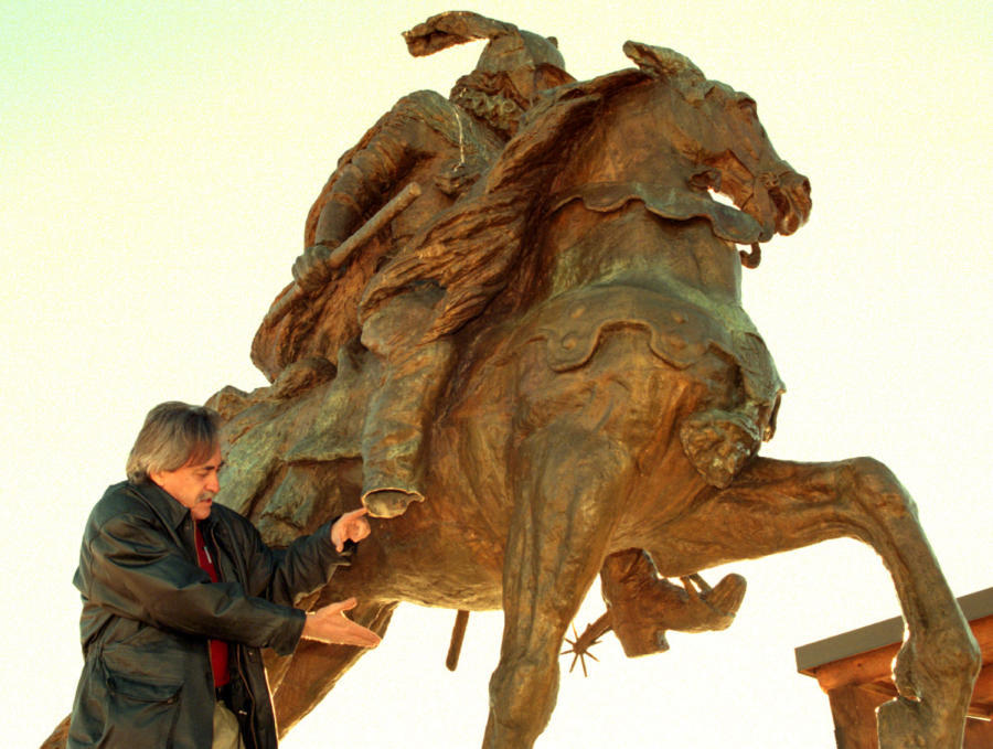 Vandalized statue of Onate in 1998 