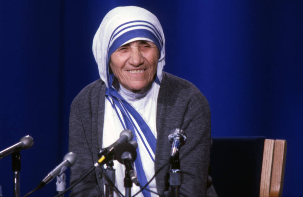 Mother Teresa stands behind a group of microphones during her time in Milwaukee , June 1981 (“Department of Special Collections and University Archives, Marquette University Libraries, MUA_001135)