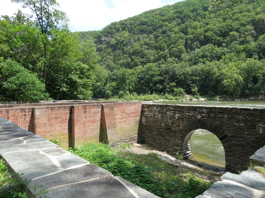 Ruins of a cotton mill. Image obtained from Panoramio.