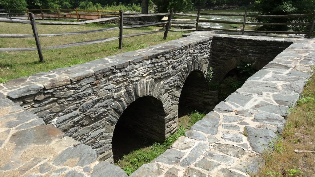 Remains of water tunnels, used to transport water to the mills. Image obtained from Panoramio.