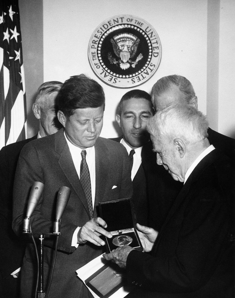 Robert Frost receiving a Congressional Medal from President John F. Kennedy in 1962