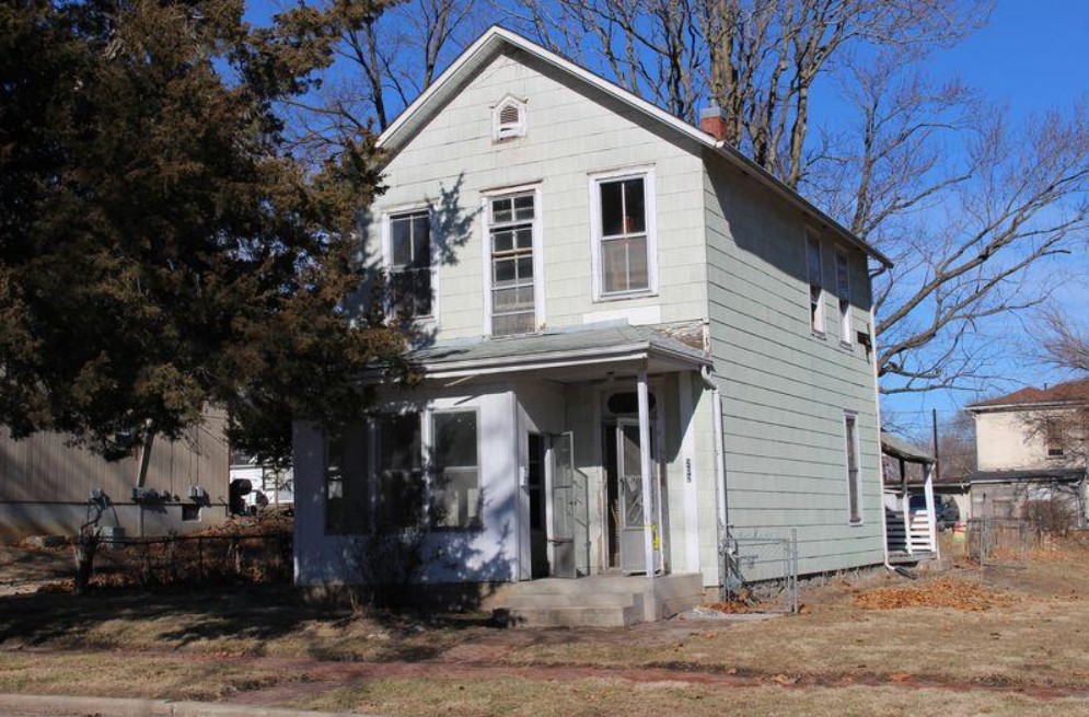 January 2016 photo of front of Giles House, non-historic porch still present (Hunter, Sarah for KSHS)