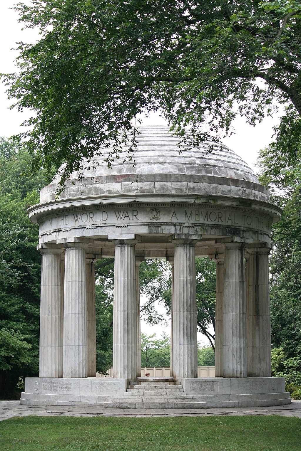 The District of Columbia War Memorial was built as a contemporary bandstand with a neoclassical design, with marble, columns, and a dome reminiscent of ancient Greece and Rome. Photo courtesy of 350z33, Wikimedia.