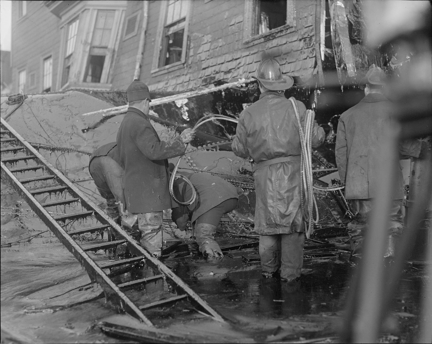 Firemen standing in knee-deep molasses while searching for survivors.
Source: northendwaterfront.com