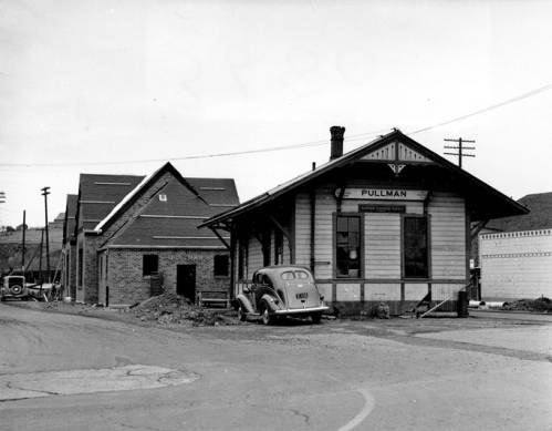 October 16, 1939, view of the new Union Pacific Depot under construction (background) next to the wood frame depot (demolished) it would replace. Courtesy WSU Special Collections.
http://content.libraries.wsu.edu/cdm/singleitem/collection/hutchison/id/8