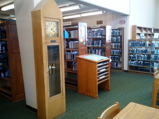 The handcrafted grandfather clock donated in 1914 by the senior class of Huntington Beach High School. Source: M. Urashima, April 2014.