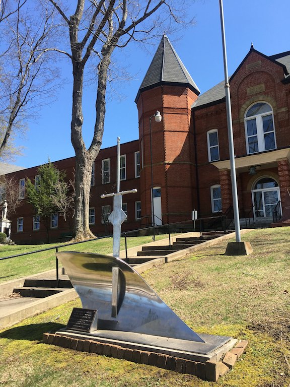 A profile shot of the memorial with the Putnam county courthouse in the background