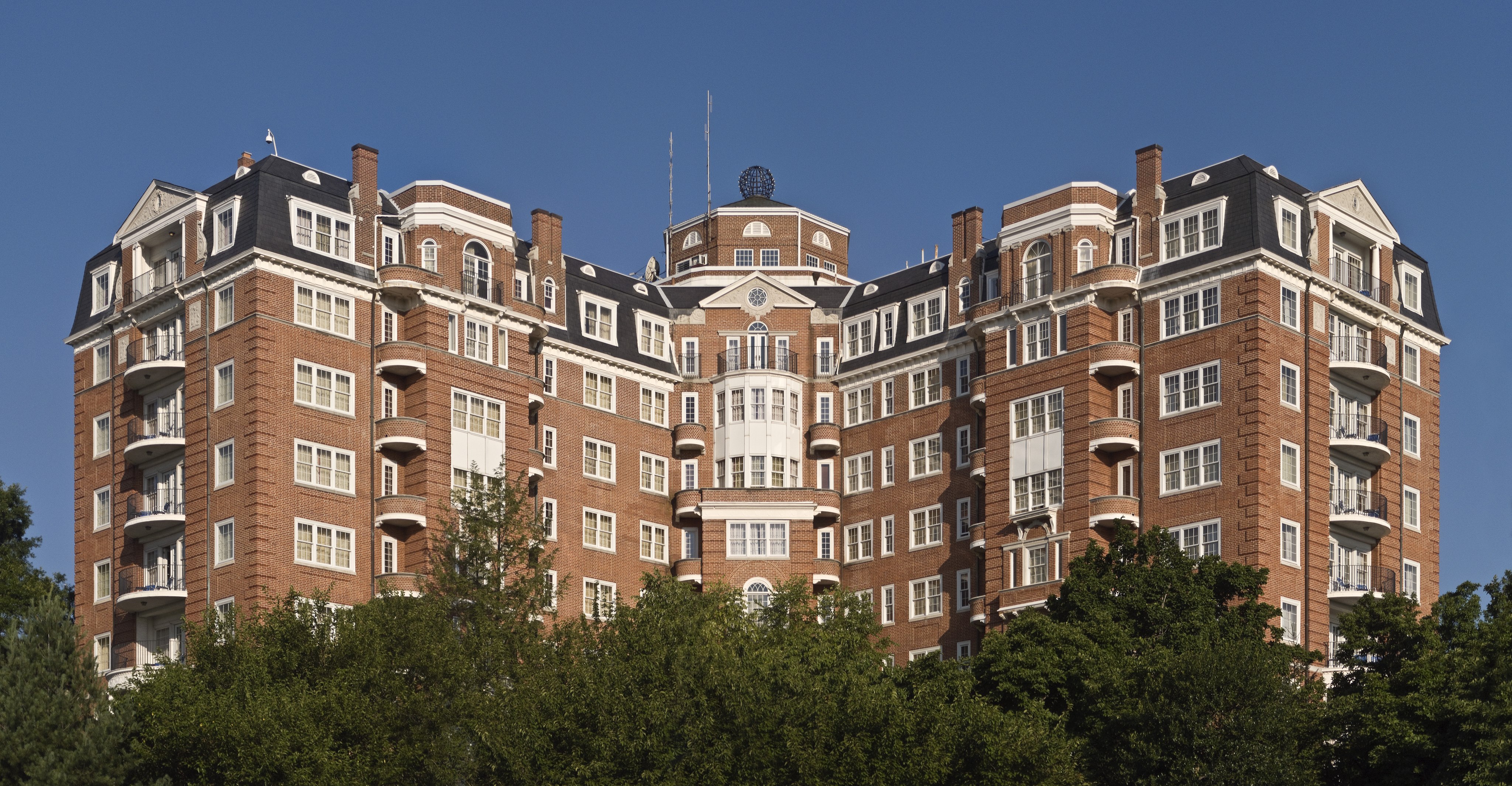 Wardman Tower viewed from the east by Jürgen Matern on Wikimedia Commons (CC BY-SA 3.0)