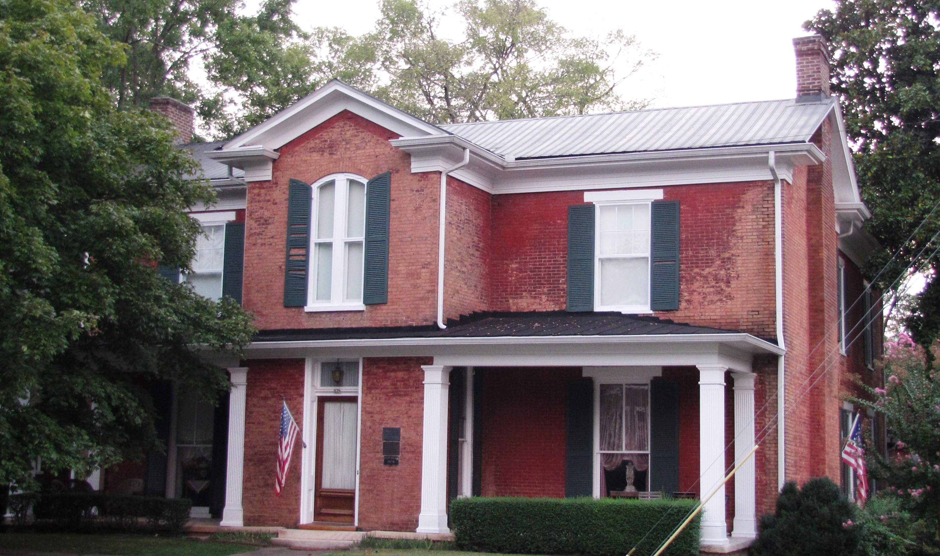 Built in 1847, the Childress-Ray House displays elements of Greek Revival, Italianate, and Colonial Revival style architecture. Image obtained from Wikimedia.
