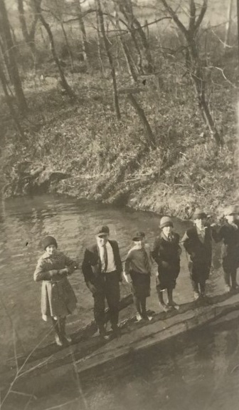 Poplar Creek Students, November 1918; Teacher is Dula Switzer. 