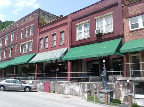 Current front view of what was once Nenni's Department store.