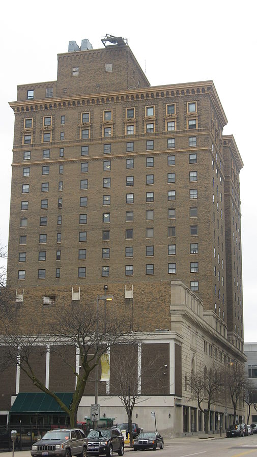 At the Commodore Perry Hotel, Elvis Presley got into a fight in the lobby (part of a publicity stunt), Bob Hope sang at his son’s wedding, and presidents Harry Truman and Ronald Reagan stayed the night.