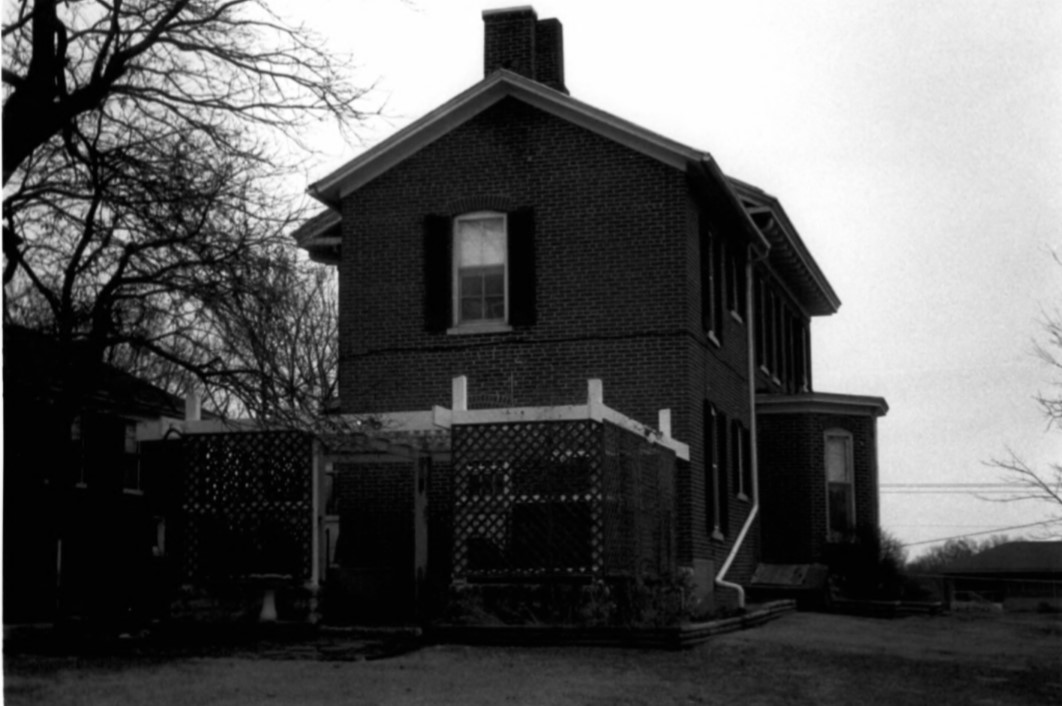Photo of pergola and rear of Mary and Oscar Burch House (Beetem 2002)