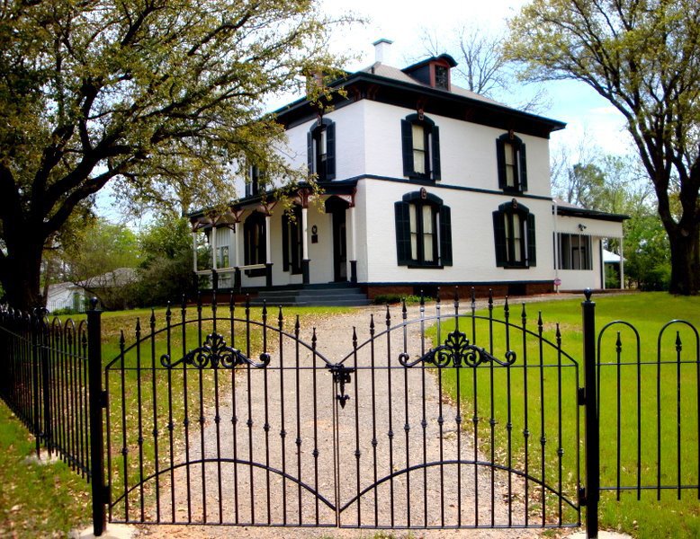 Today, the Vinita Home is located across the street from the Heritage Educational Center, where you can see wine-related memorabilia and attend classes.