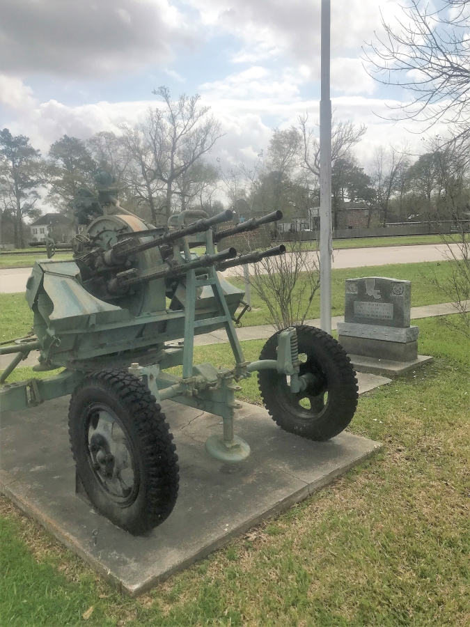 Photo taken February 28, 2018. Retrieved from:
https://www.hmdb.org/Photos4/417/Photo417851o.jpg
Part of the Kinder War Memorial, this decommissioned artillery makes the 1st. Lt. Douglas B. Fournet Memorial easily spottable from the road.