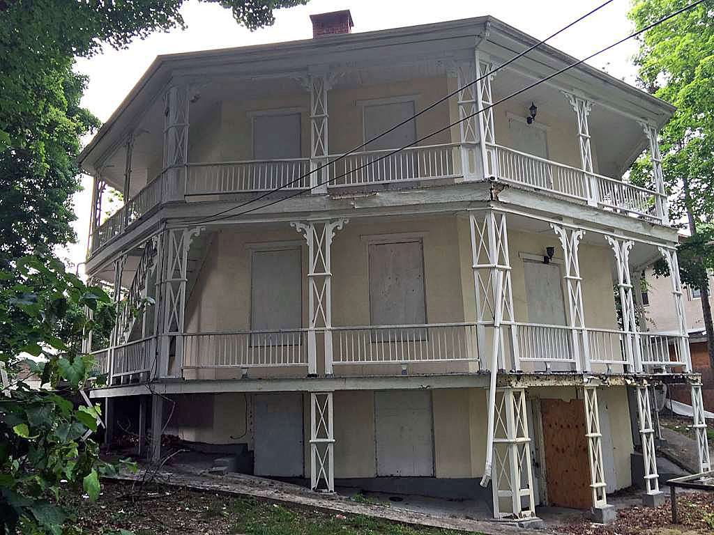 The Octagon House was built around 1852 by Daniel Starr.