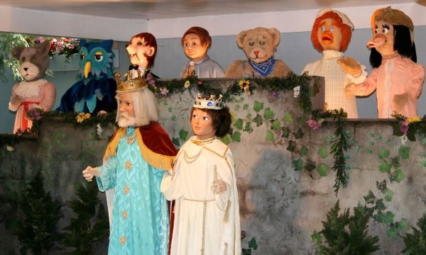 A scene from the now-gone Mister Rogers' Land of Make Believe featuring the end of the ride's "hug-and-sing" party with the characters. Fred Rogers wrote the script and voiced many of the characters' audio for this ride.
"Idlewild"