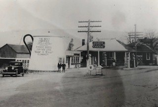 The Coffee Pot in its original state next to the Koontz service station. It was a common stop for many travelers who used the Lincoln Highway in their travels.
(The Lincoln Highway Heritage Corridor Archives)