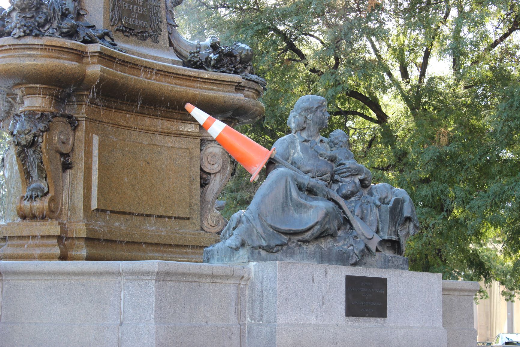In September 2019, a protester covered the pioneer mother's rifle with an orange traffic cone.