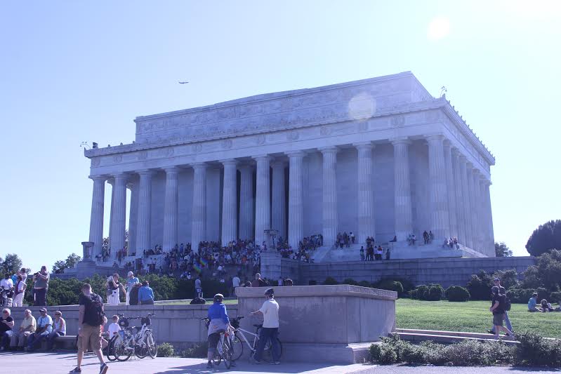 The Lincoln Memorial bears a neoclassical design with large columns and marble. It is reminiscent of the Parthenon in Athens, considered the cradle of democracy.