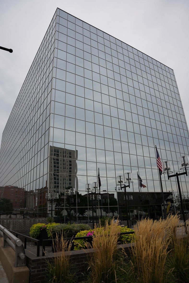 Executive Plaza Office Building (Flashcube Apartments) - Clio