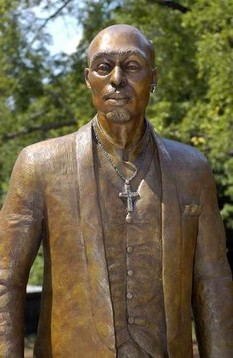 tupac amaru shakur statue