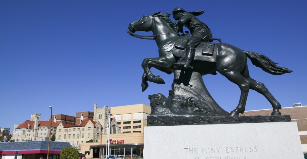 「Pony Express」 古き良きアメリカの大陸横断の速達郵便の彫刻 File:Pony-express-statue.jpg - Wikimedia Commons