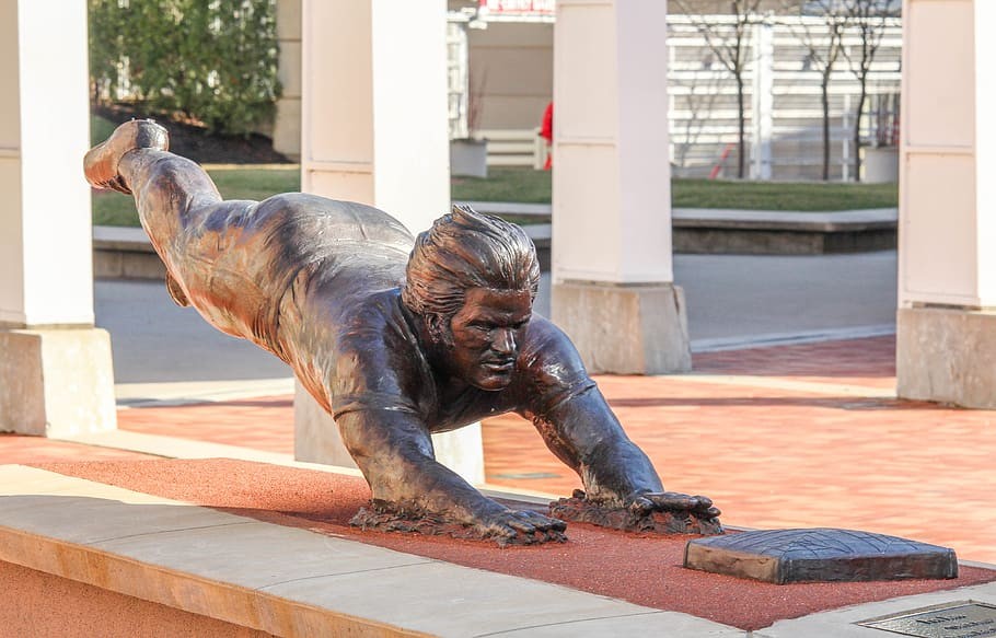 Reds unveil Tony Perez statue