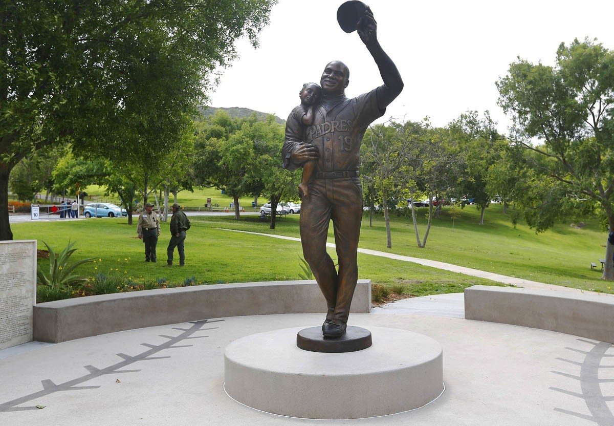 Padres hold public memorial service for Tony Gwynn 