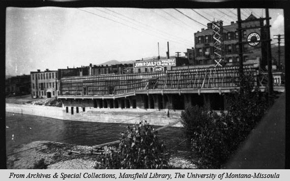 The picture showcases the construction of the Wilma building in 1920. The Wilma was designed by architects Ole Bakke and H. E. Kirkemo. 