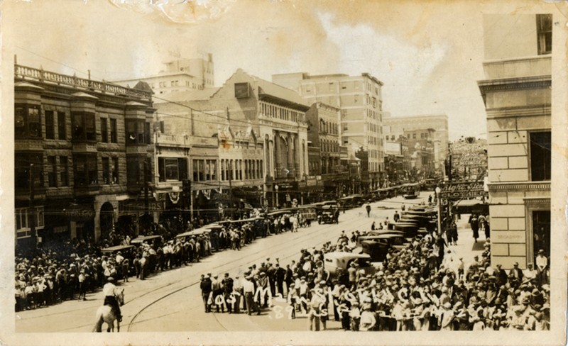 Building, Architecture, Thoroughfare, Crowd