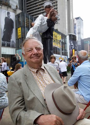 Seward Johnson, pictured with a temporary statue in New York City in 2015.