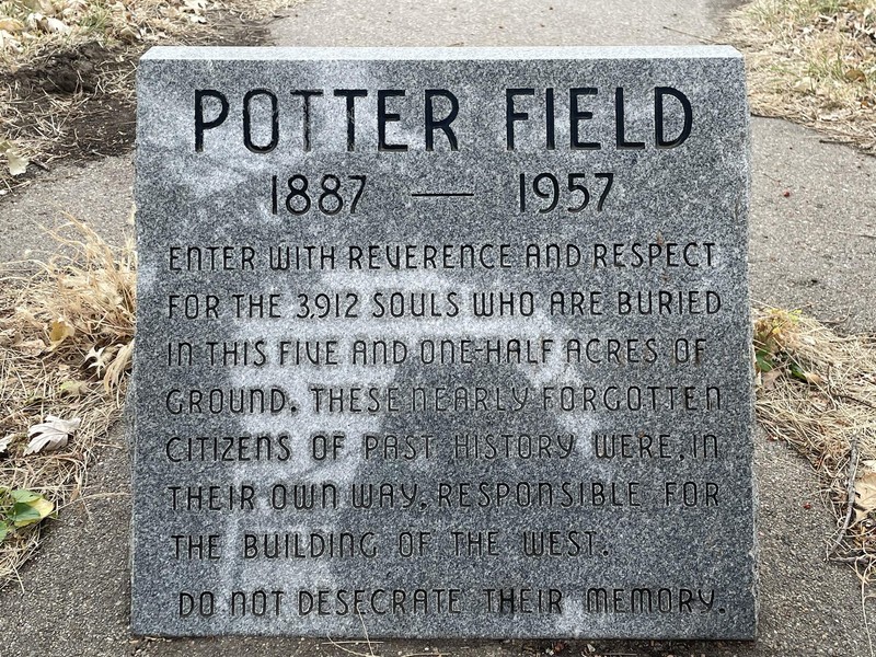 Headstone, Grass, Font, Cemetery