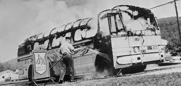 A bus of "Freedom Riders" civil rights activists in Alabama after a mob attacked them (1961). 